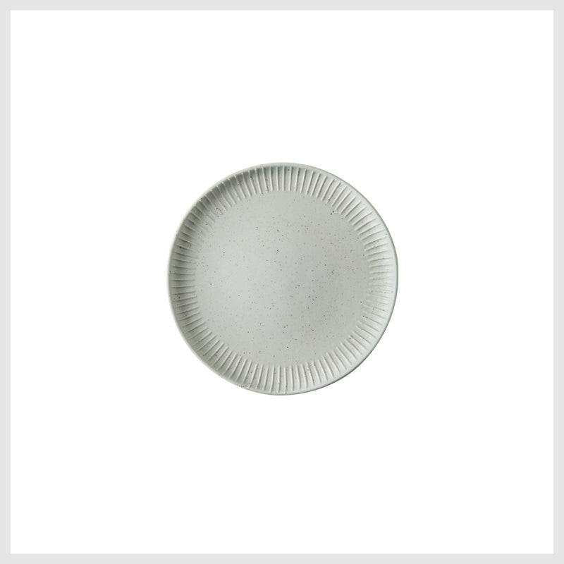 Stylized ceramic plate with a 21.4cm diameter, featuring a subtle textured design, perfect for modern dining.