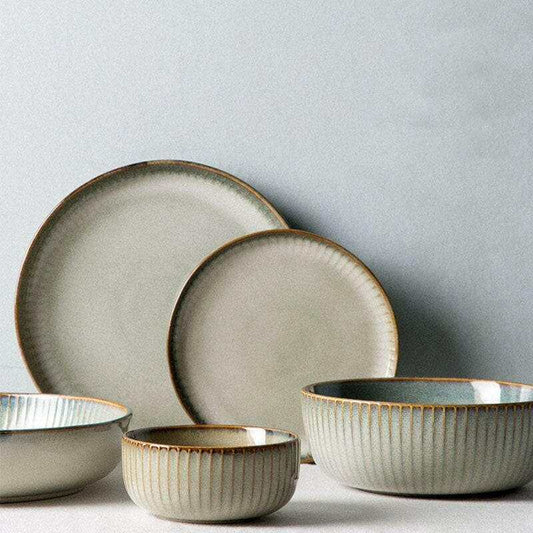 Dinner Set Splendid with plates and bowls.